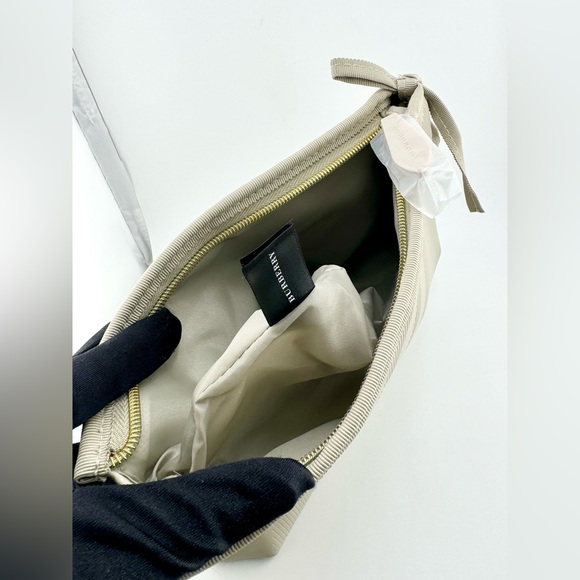 Burberry Unisex Toiletry Bag or Cosmetic Case with Box - Picture 4 of 12